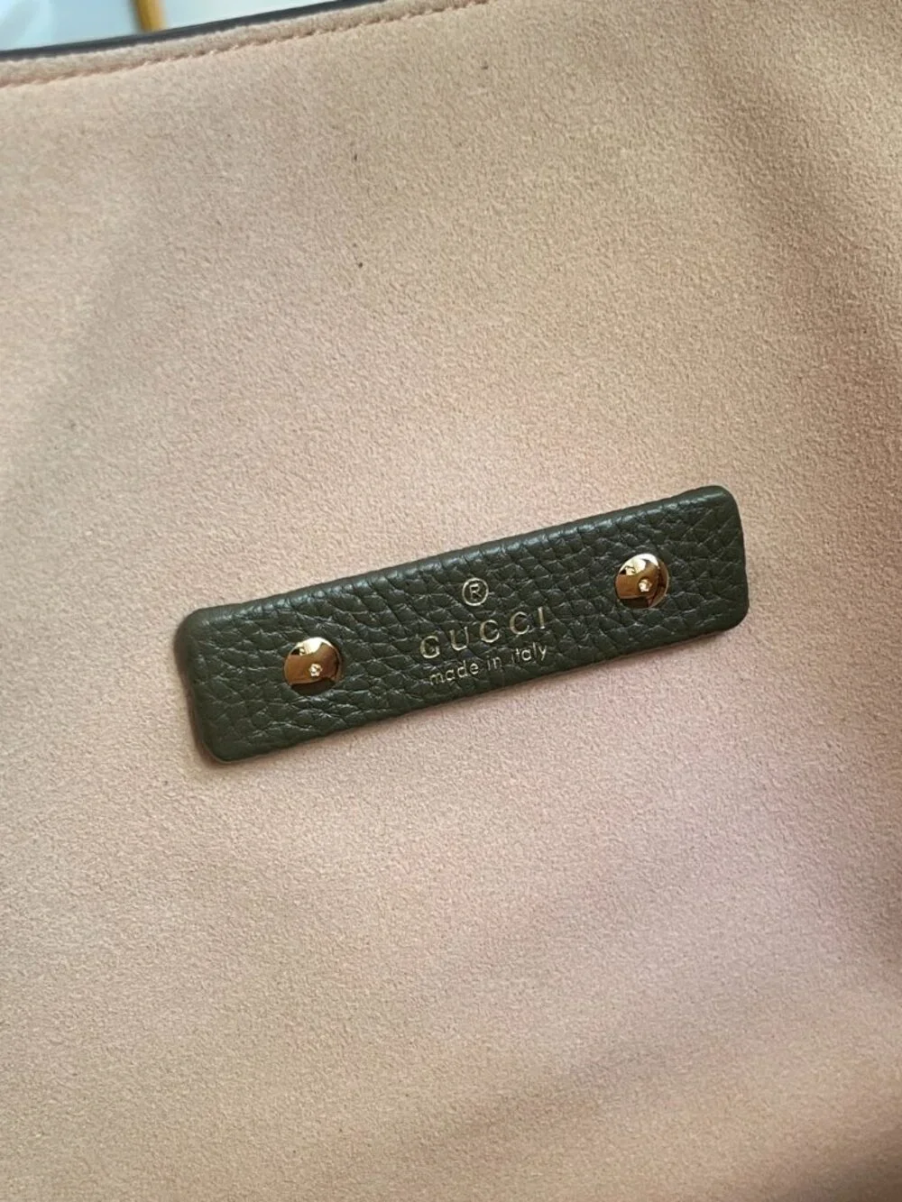 Gucci. dimensions 46